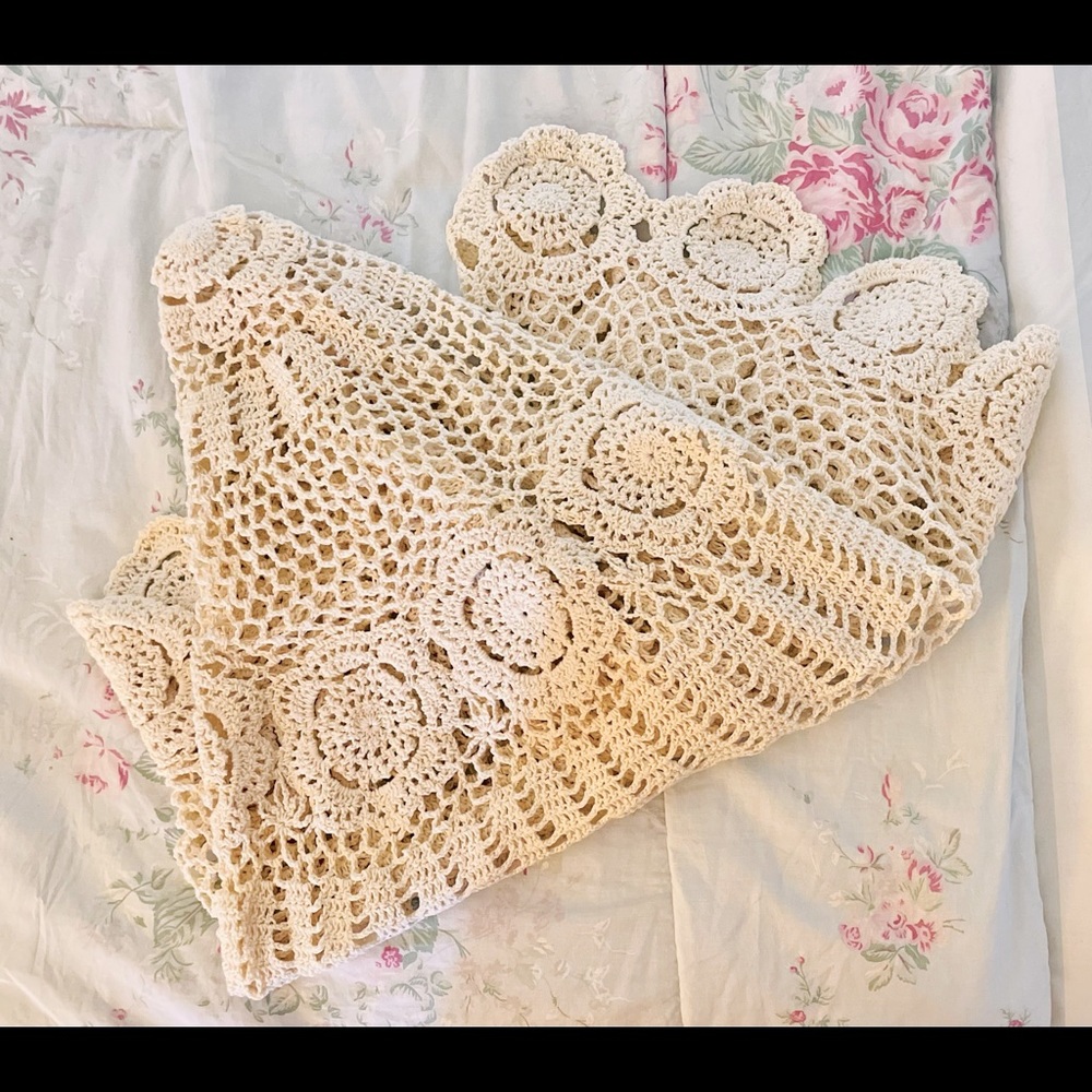 Beautiful Crochet Table covering ⭐️